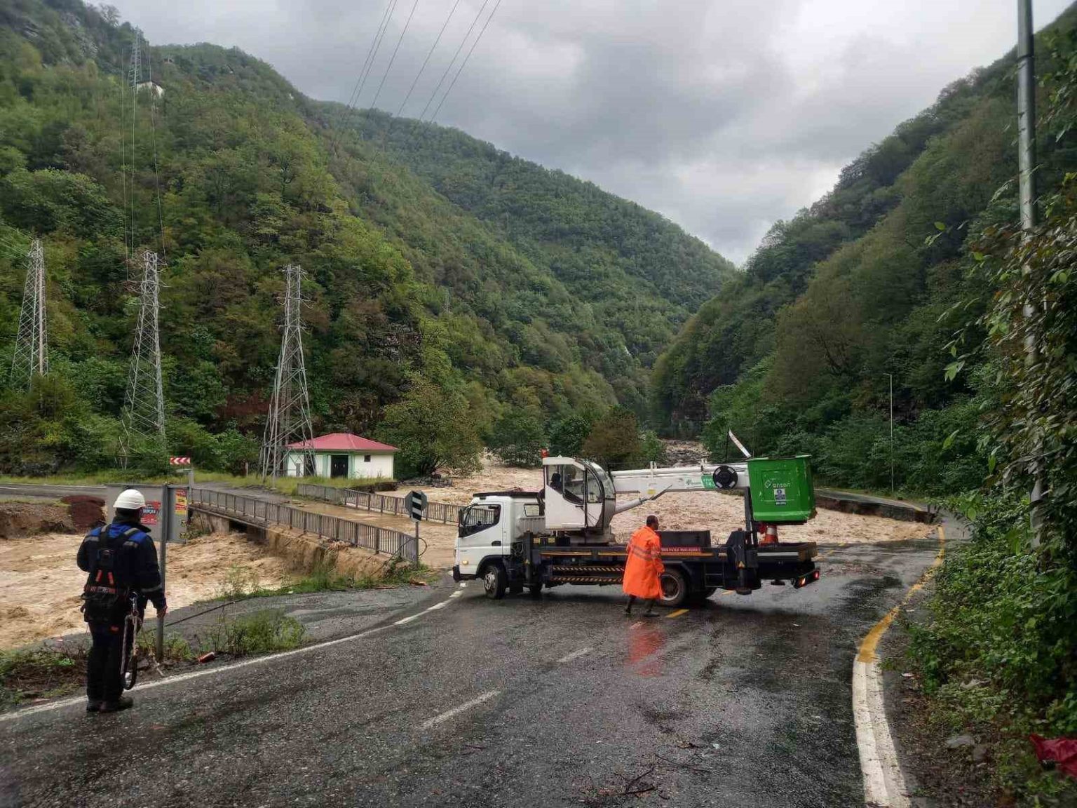 sel-afetinin-ardindan-enerji-nakil-hatlari-onariliyor