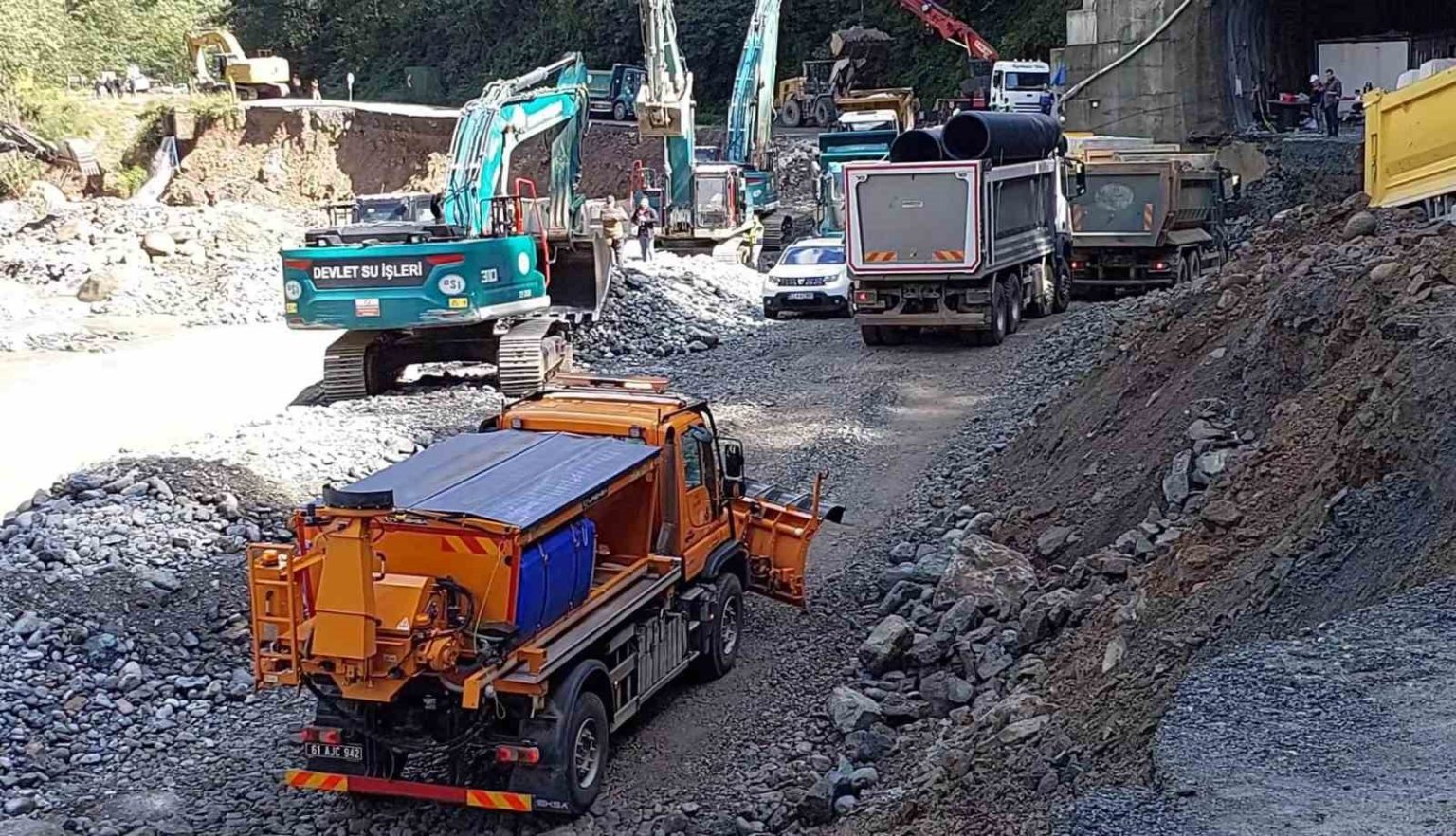 sel-ve-heyelanlar-nedeniyle-3-gundur-kapali-olan-camlihemsin-ayder-karayolu-ulasima-acildi