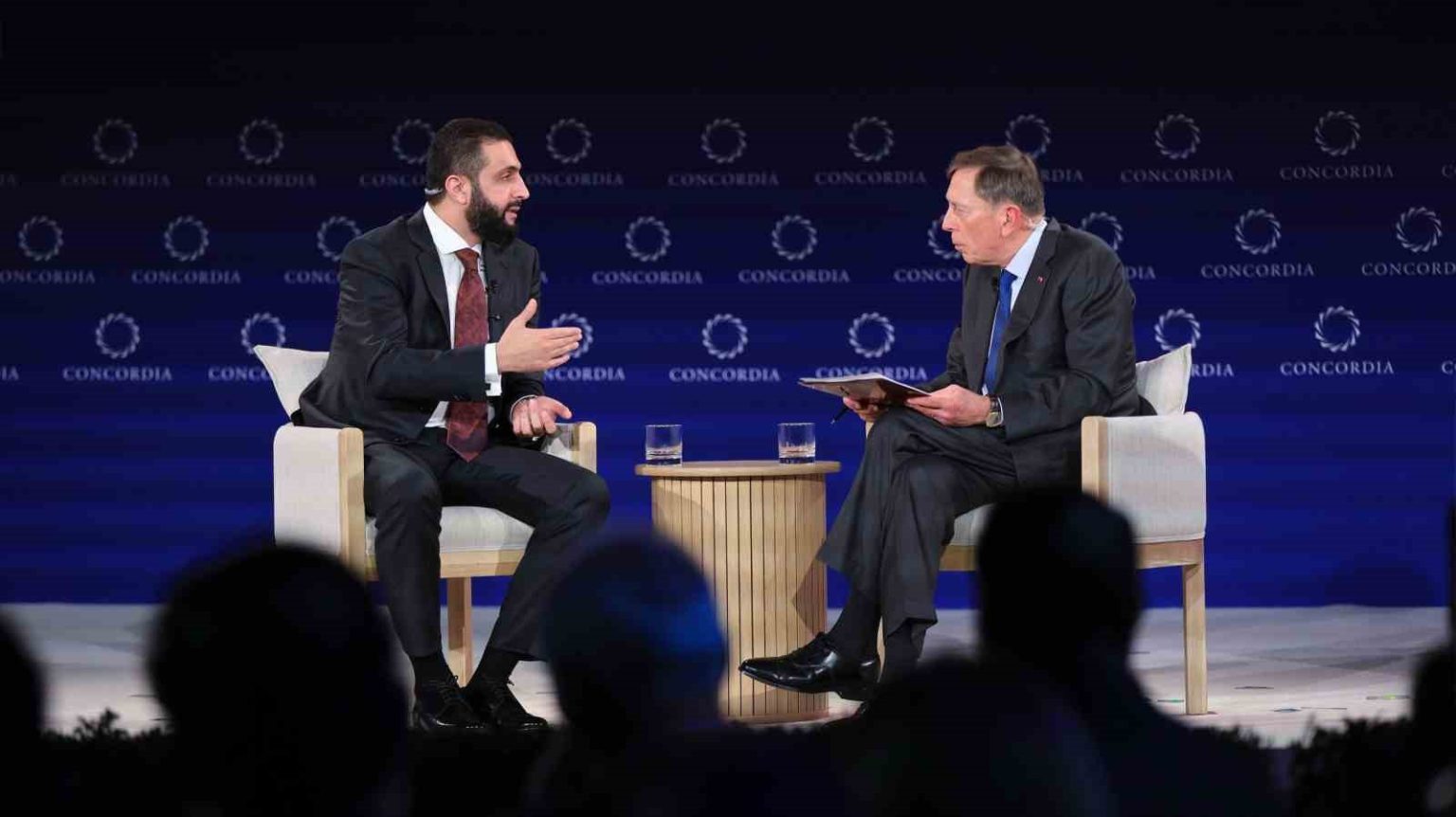 suriye-devlet-baskani-es-sara-eski-cia-baskani-petraeus-ile-bir-araya-geldi
