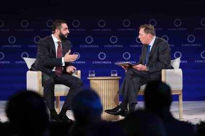 suriye-devlet-baskani-es-sara-eski-cia-baskani-petraeus-ile-bir-araya-geldi