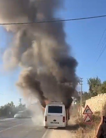 surucu-yolculari-tahliye-etti-minibus-alev-alev-yandi