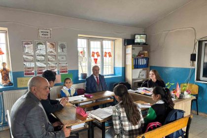 susuz-kaymakami-tutal-ogretmen-ve-ogrencilerle-bulustu