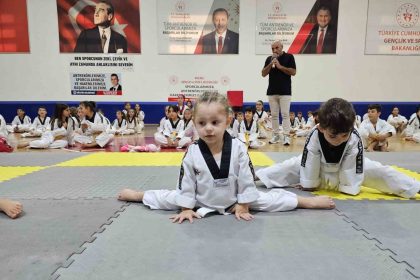 tekvando-sporculari-kusak-atladi