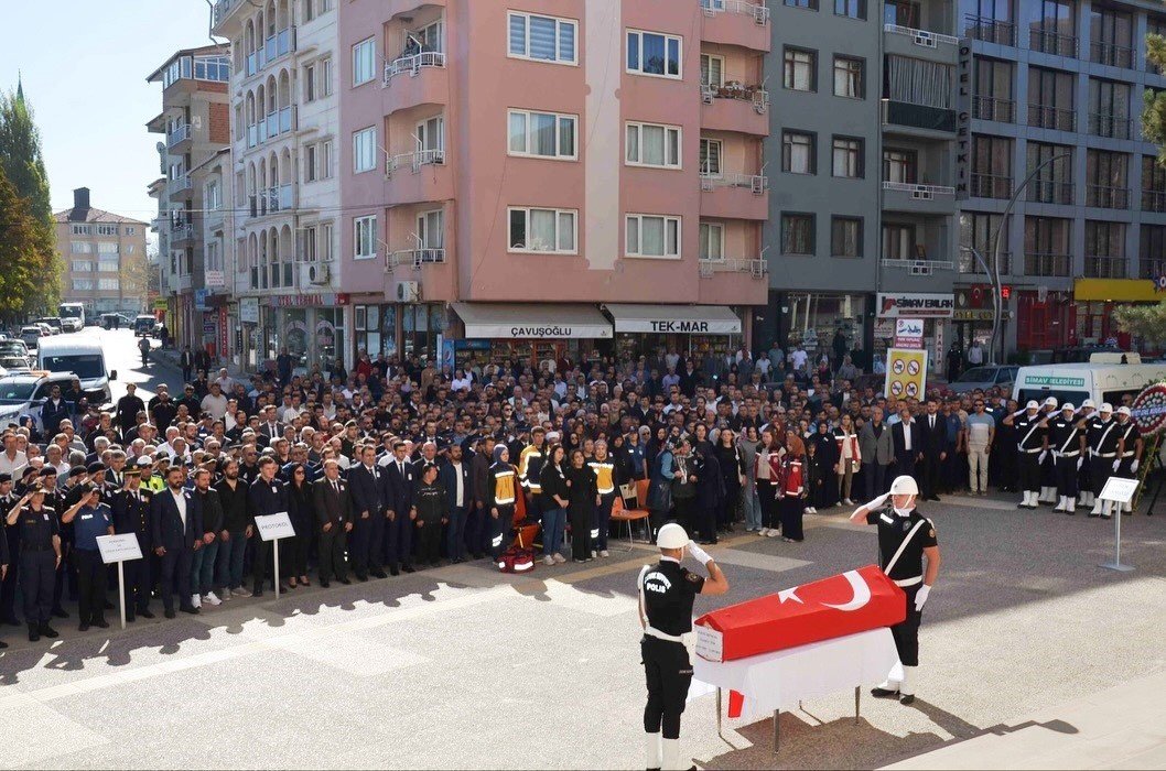 trafik-kazasinda-hayatini-kaybeden-polis-memuru-icin-kutahyada-cenaze-toreni-duzenlendi