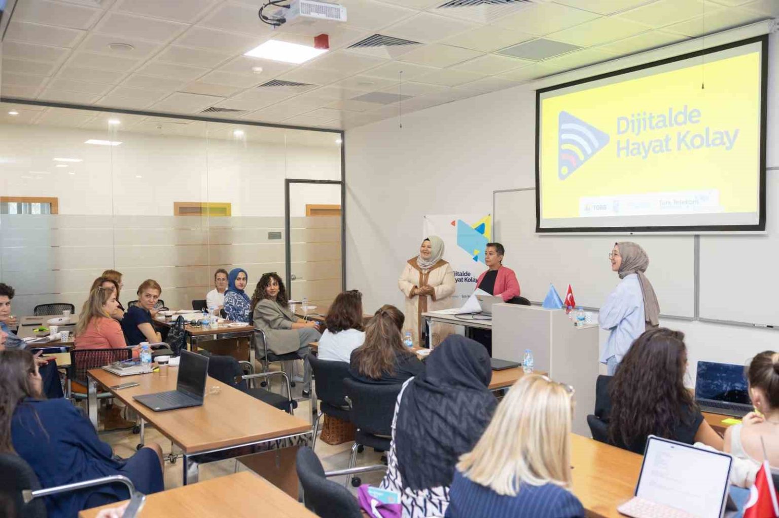 turk-telekom-girisimci-kadinlari-kendi-islerini-kurmalari-ve-buyutmeleri-icin-desteklemeyi-surduruyor