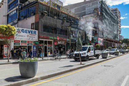 van-buyuksehir-belediyesi-caddelere-gul-suyu-sikti