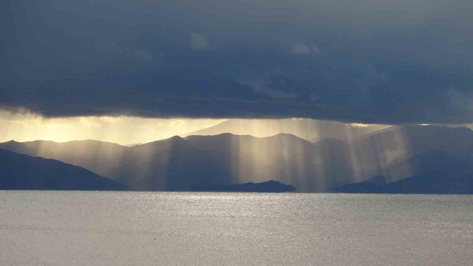 vanda-bulutlarin-arasindaki-isik-huzmeleri-mest-etti