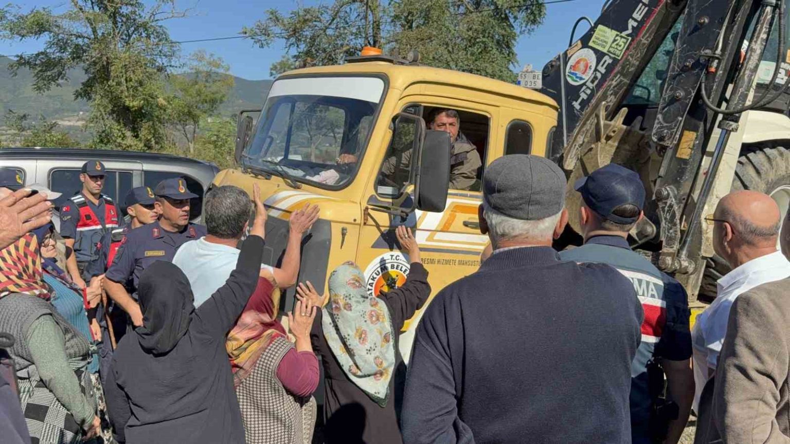 vatandaslar-hayvan-barinagina-karsi-is-makinesinin-onunu-kesti