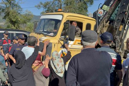 vatandaslar-hayvan-barinagina-karsi-is-makinesinin-onunu-kesti