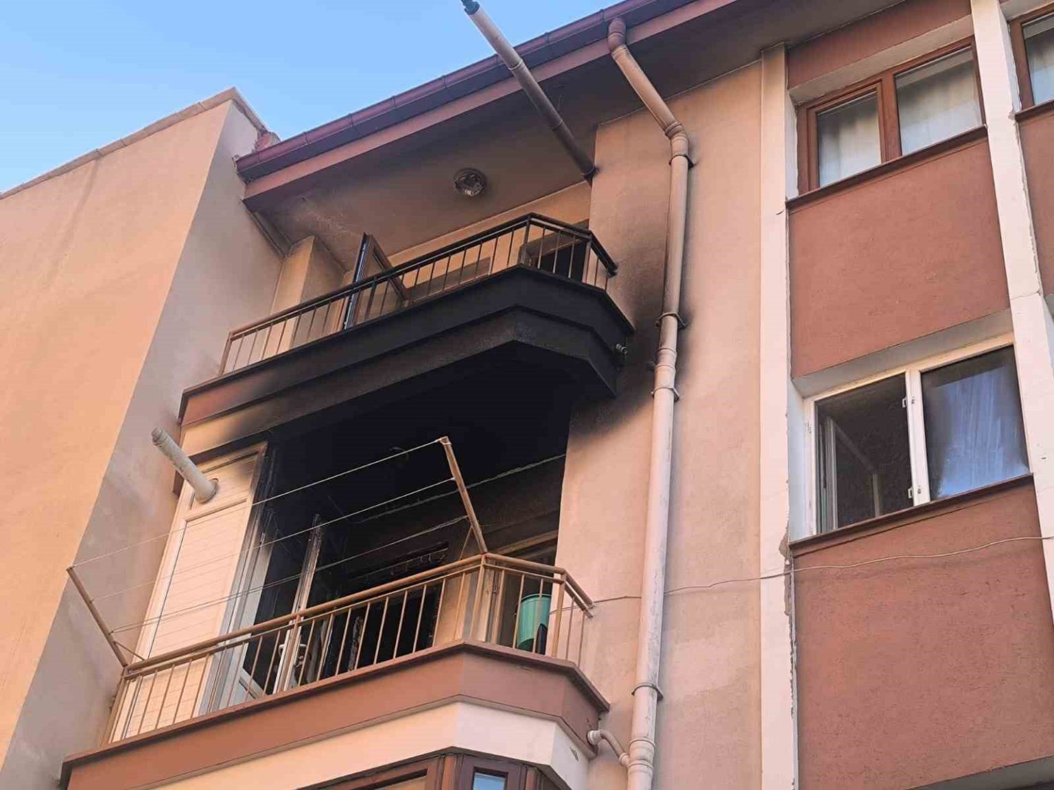 yanginda-balkondan-atlayan-yasli-adam-hayatini-kaybetti
