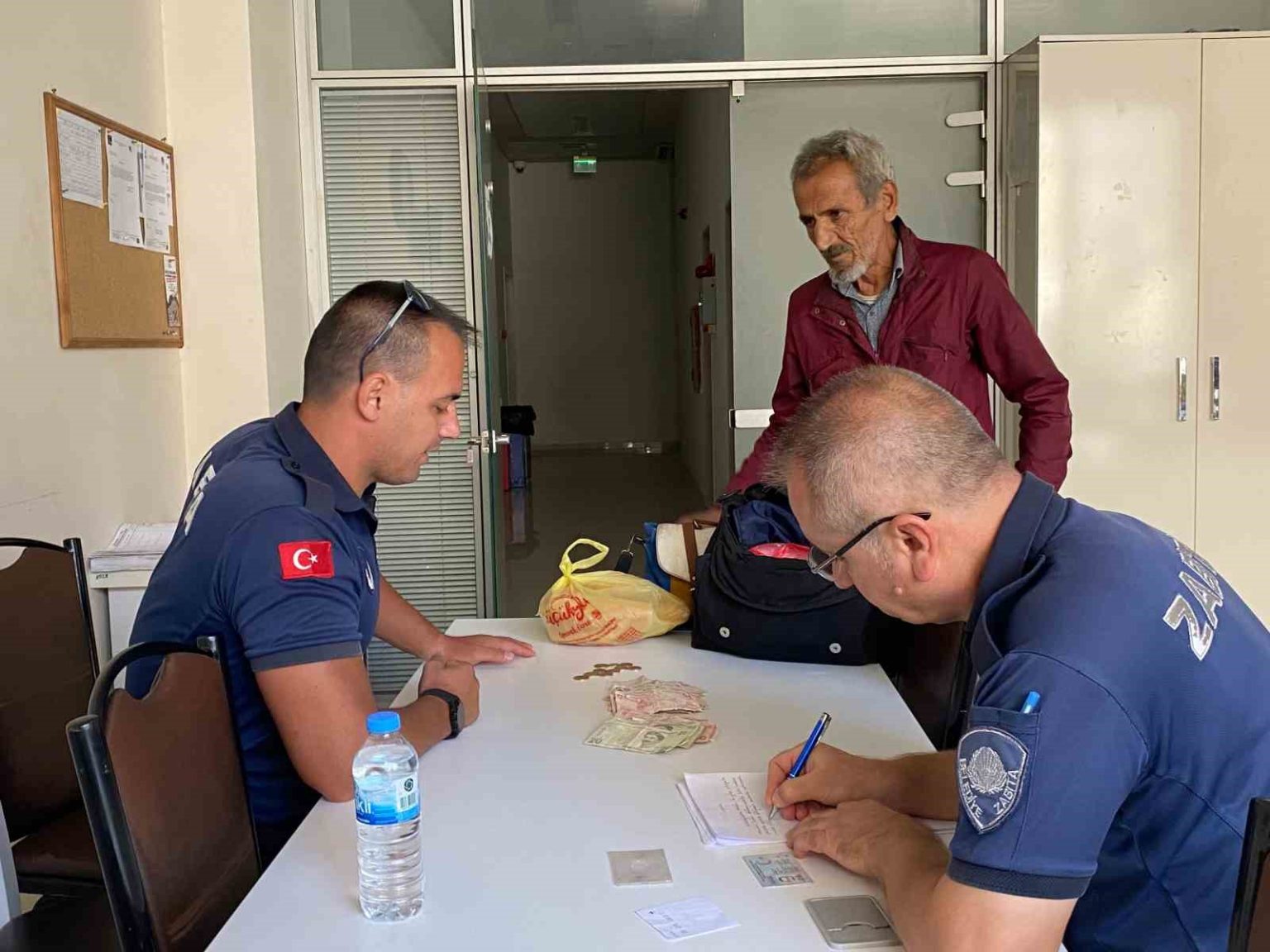 yarim-saate-270-lira-toplayan-dilenci-zabitayi-bile-sasirtti