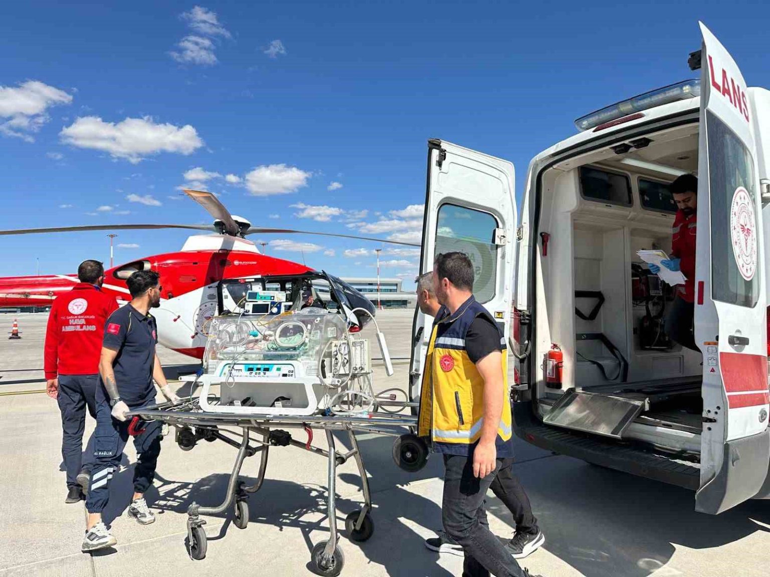 yenidogan-hasta-icin-helikopter-ambulans-havalandi