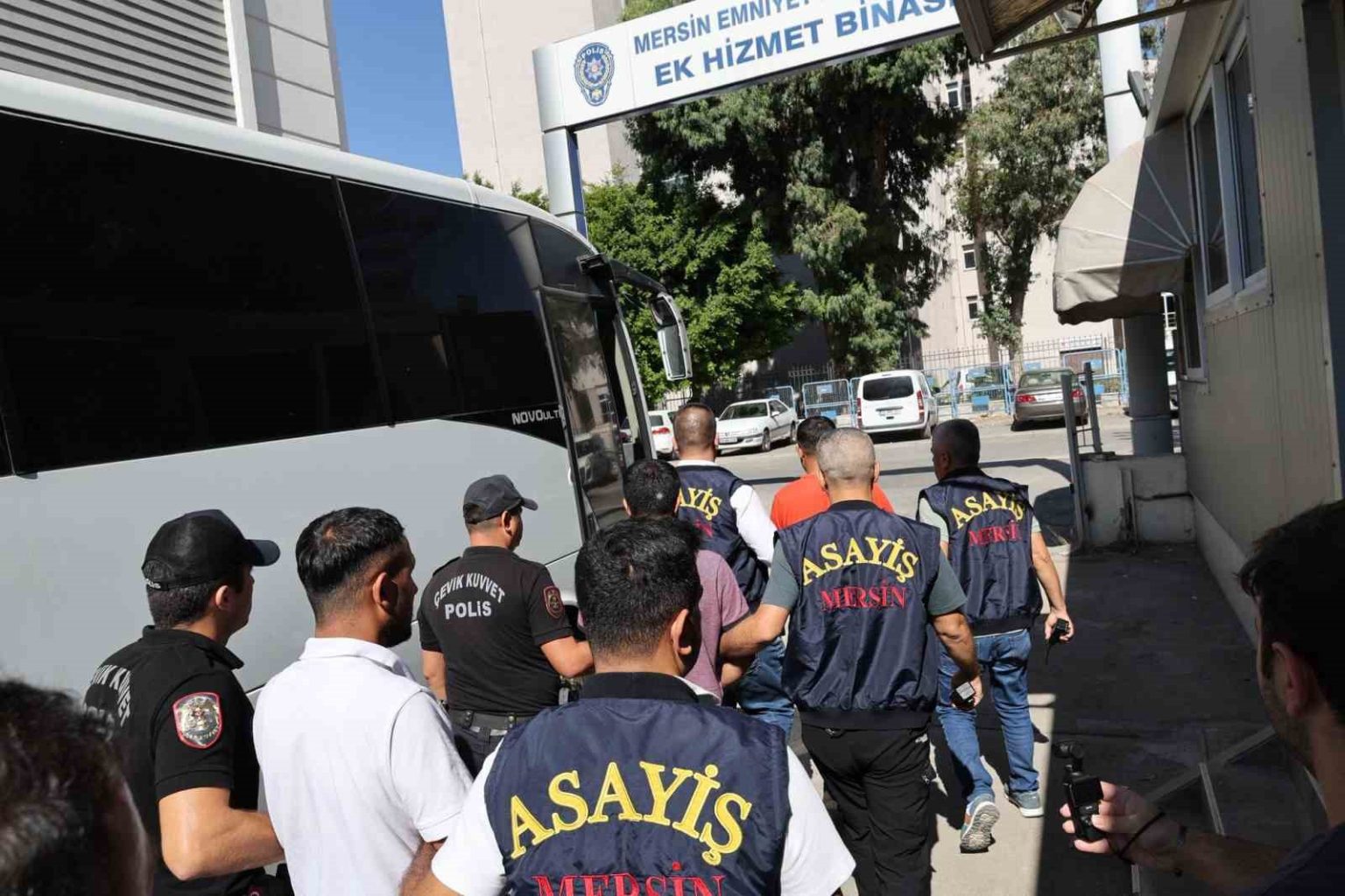 16-milyonluk-soygun-yaptilar-biri-damda-uyurken-yakalandi-4-tutuklama