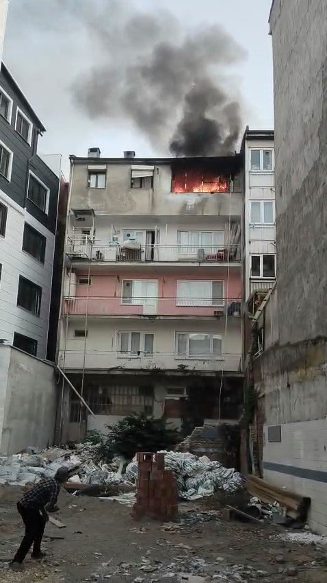 4-katli-apartmanda-cikan-yangin-panik-yasatti