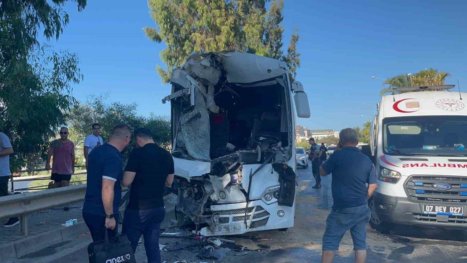 alanyada-midibuslerin-carpistigi-kazada-15-yaralidan-2sinin-durumu-ciddiyetini-koruyor