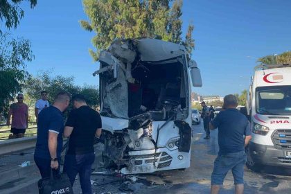alanyada-midibuslerin-carpistigi-kazada-15-yaralidan-2sinin-durumu-ciddiyetini-koruyor