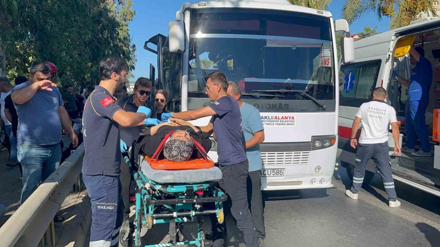 alanyada-tur-otobusuyle-yolcu-midibusu-carpisti-2si-agir-15-yarali