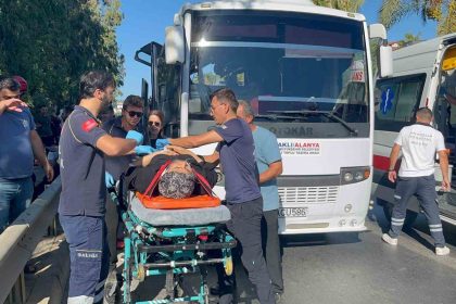 alanyada-tur-otobusuyle-yolcu-midibusu-carpisti-2si-agir-15-yarali