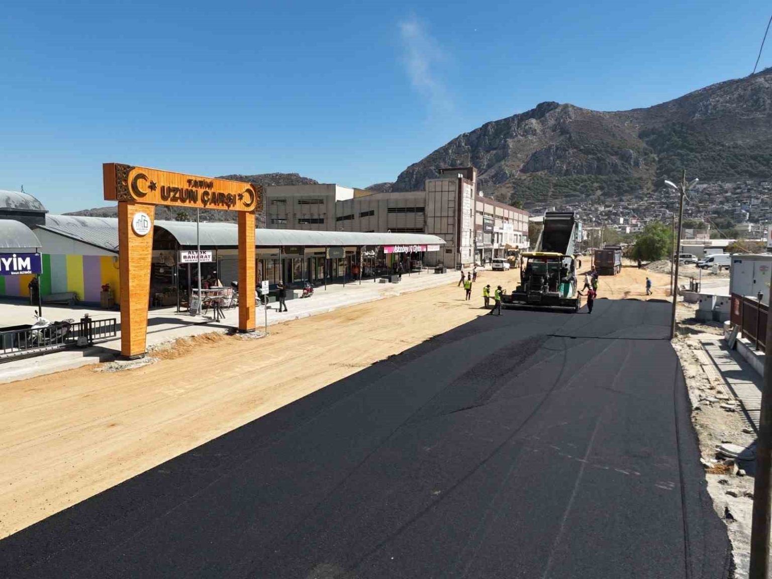 antakyanin-insa-surecinde-kalbi-olan-prefabrik-carsinin-yollari-asfaltlandi