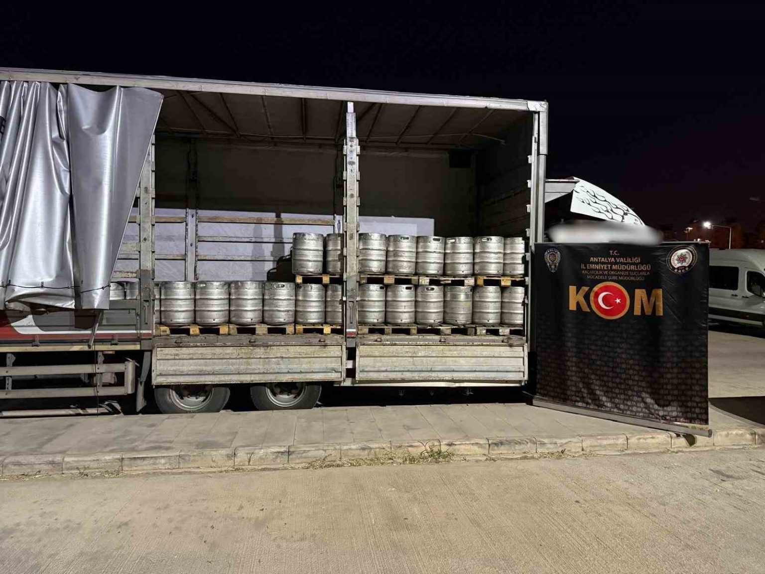 antalyada-milyonlarca-makaron-ve-binlerce-litre-kacak-icki-ele-gecirildi