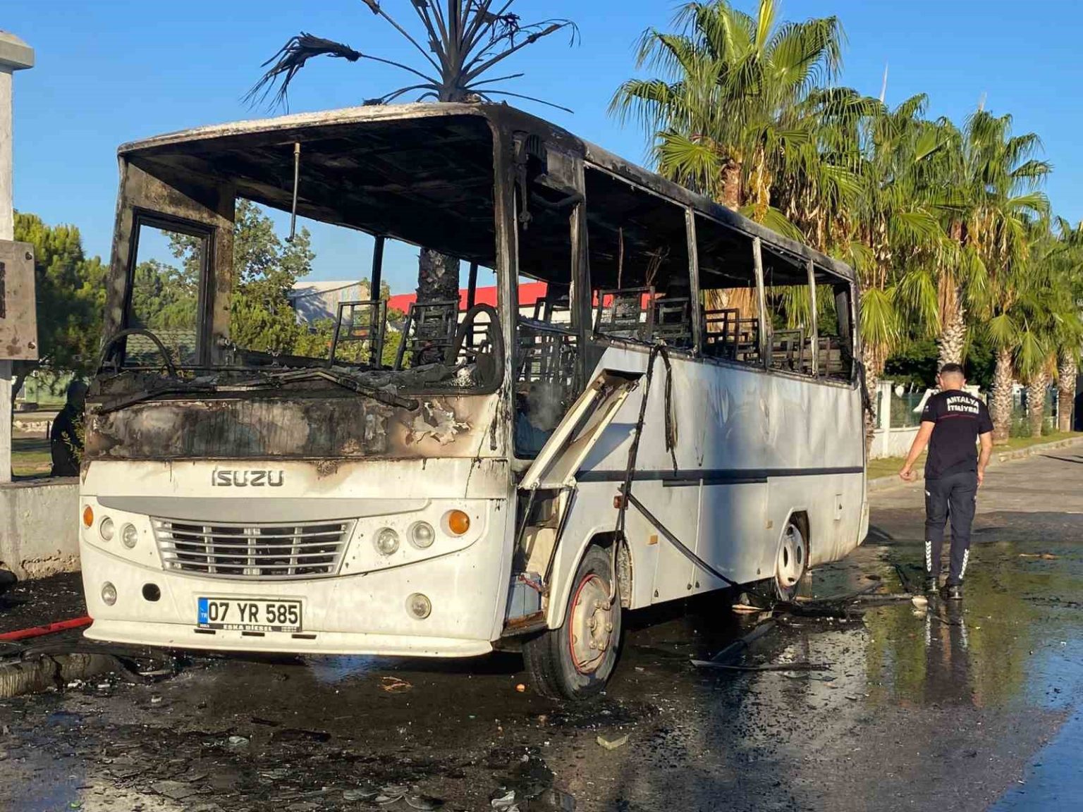 antalyada-park-halindeki-midibus-alev-alev-yandi