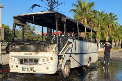 antalyada-park-halindeki-midibus-alev-alev-yandi