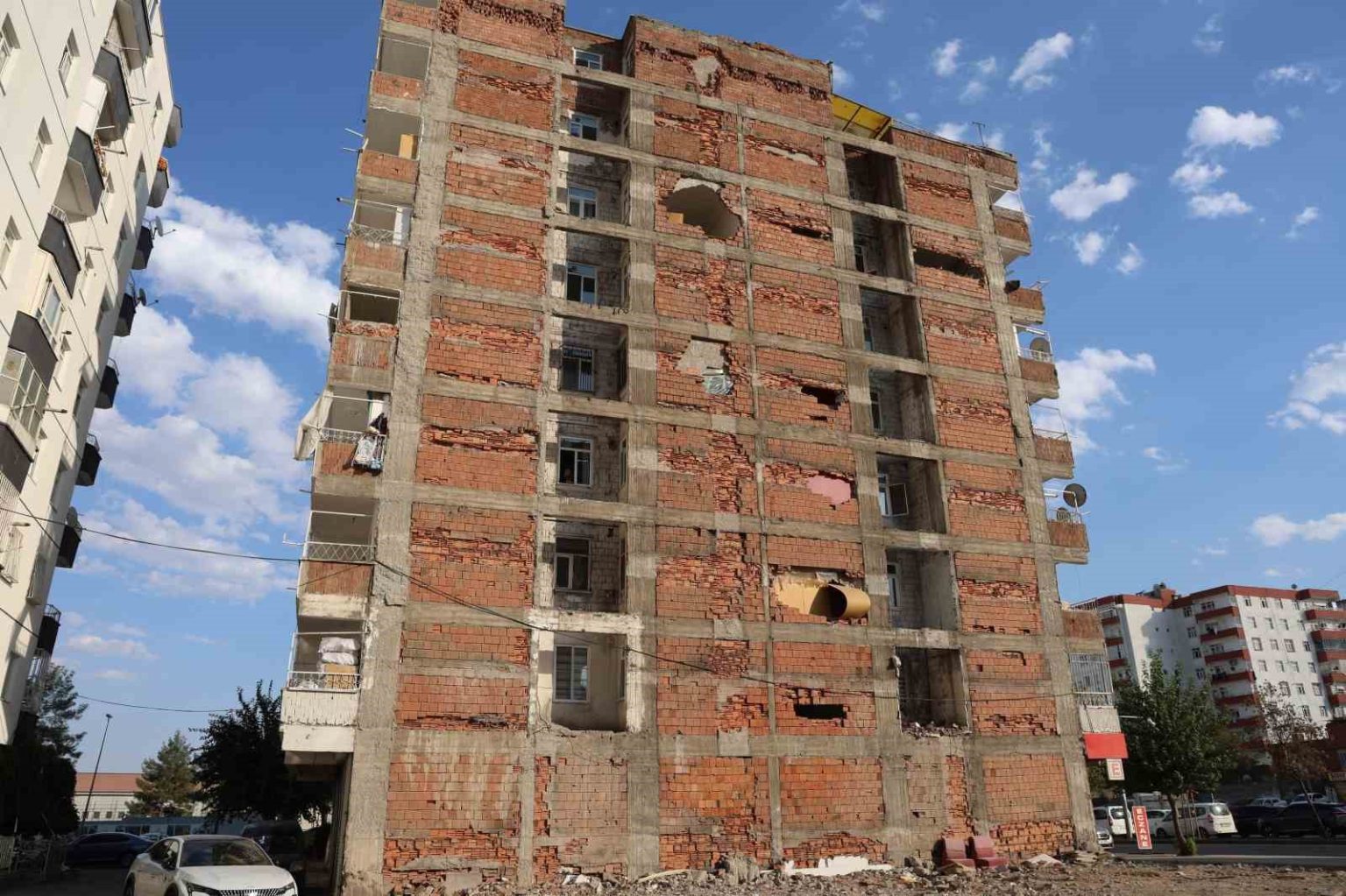 araba-gecerken-bile-sallaniyor-yikim-esnasinda-agir-hasara-donusen-binanin-sakinleri-adina-tam-yargi-davasi-acildi