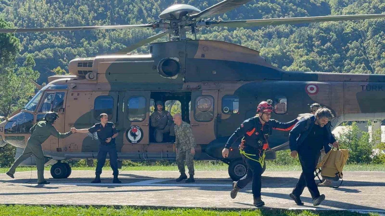 artvinde-mahsur-kalan-vatandaslar-ve-turistler-helikopterle-tahliye-edildi