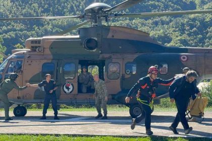 artvinde-mahsur-kalan-vatandaslar-ve-turistler-helikopterle-tahliye-edildi