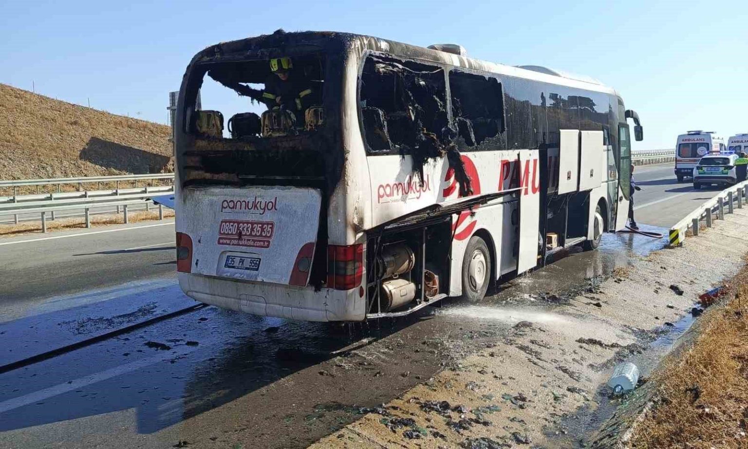 aydinda-yolcu-otobusu-alevlere-teslim-oldu