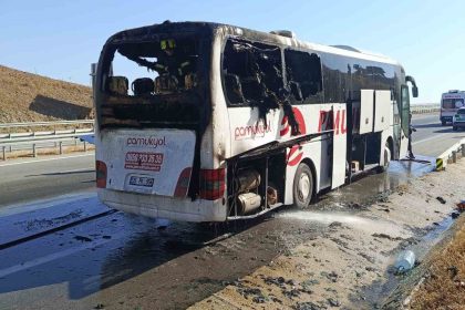 aydinda-yolcu-otobusu-alevlere-teslim-oldu