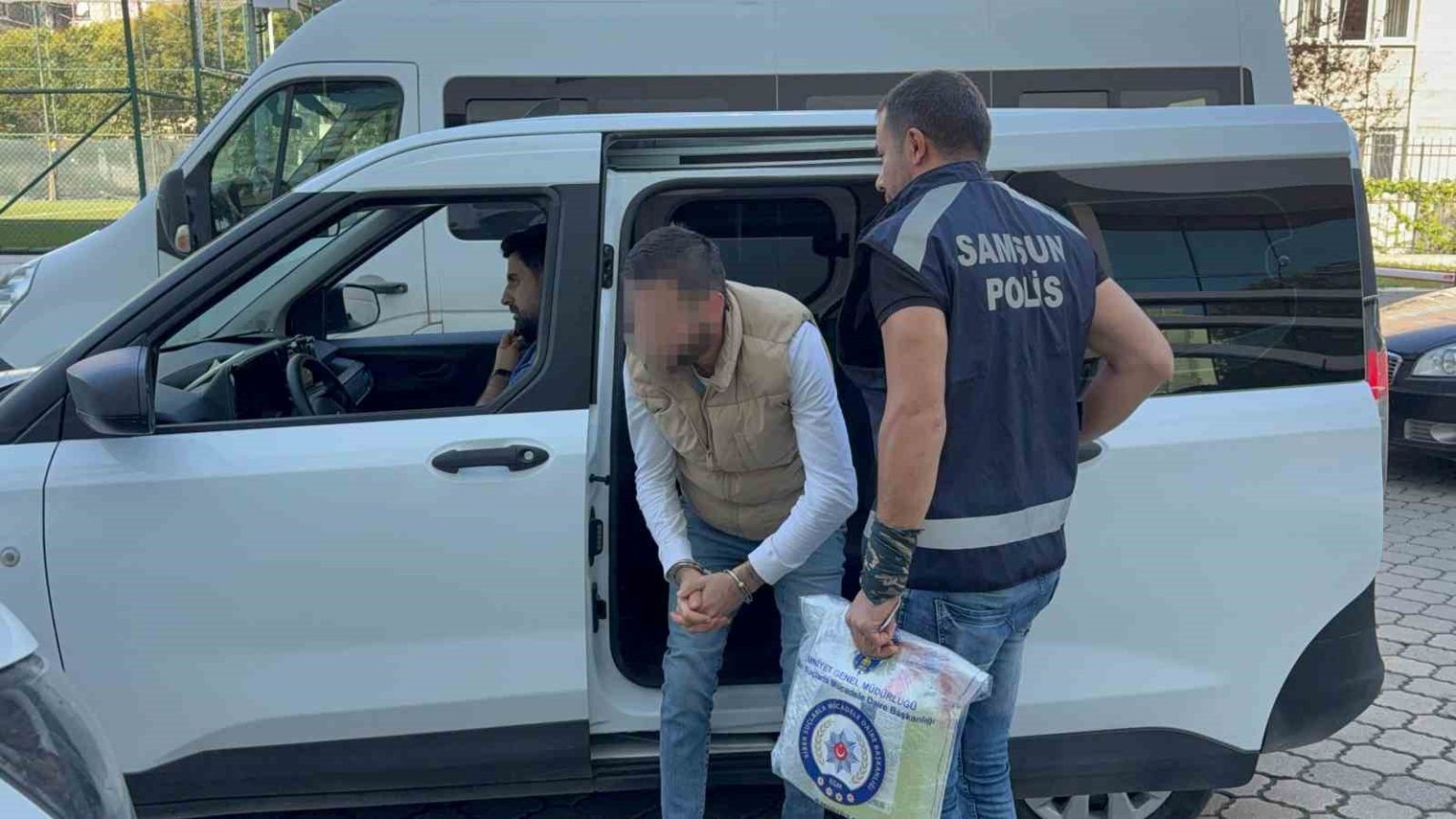babasini-darbedip-tehdit-ederek-is-yerini-yakmak-isteyen-sahis-tutuklandi