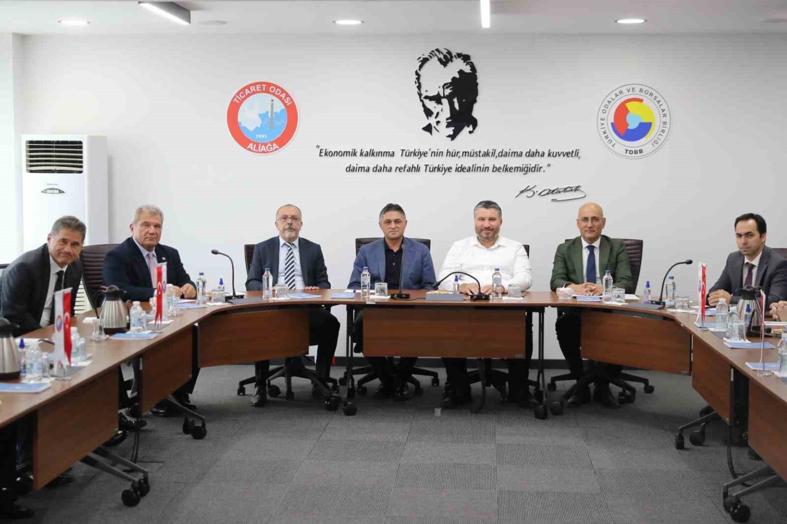 bakan-yardimcisi-oruc-baba-inan-aliagada-yatirimcilarla-bir-araya-geldi