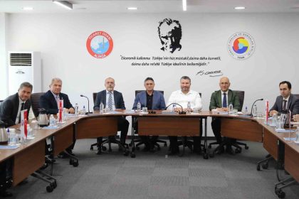 bakan-yardimcisi-oruc-baba-inan-aliagada-yatirimcilarla-bir-araya-geldi