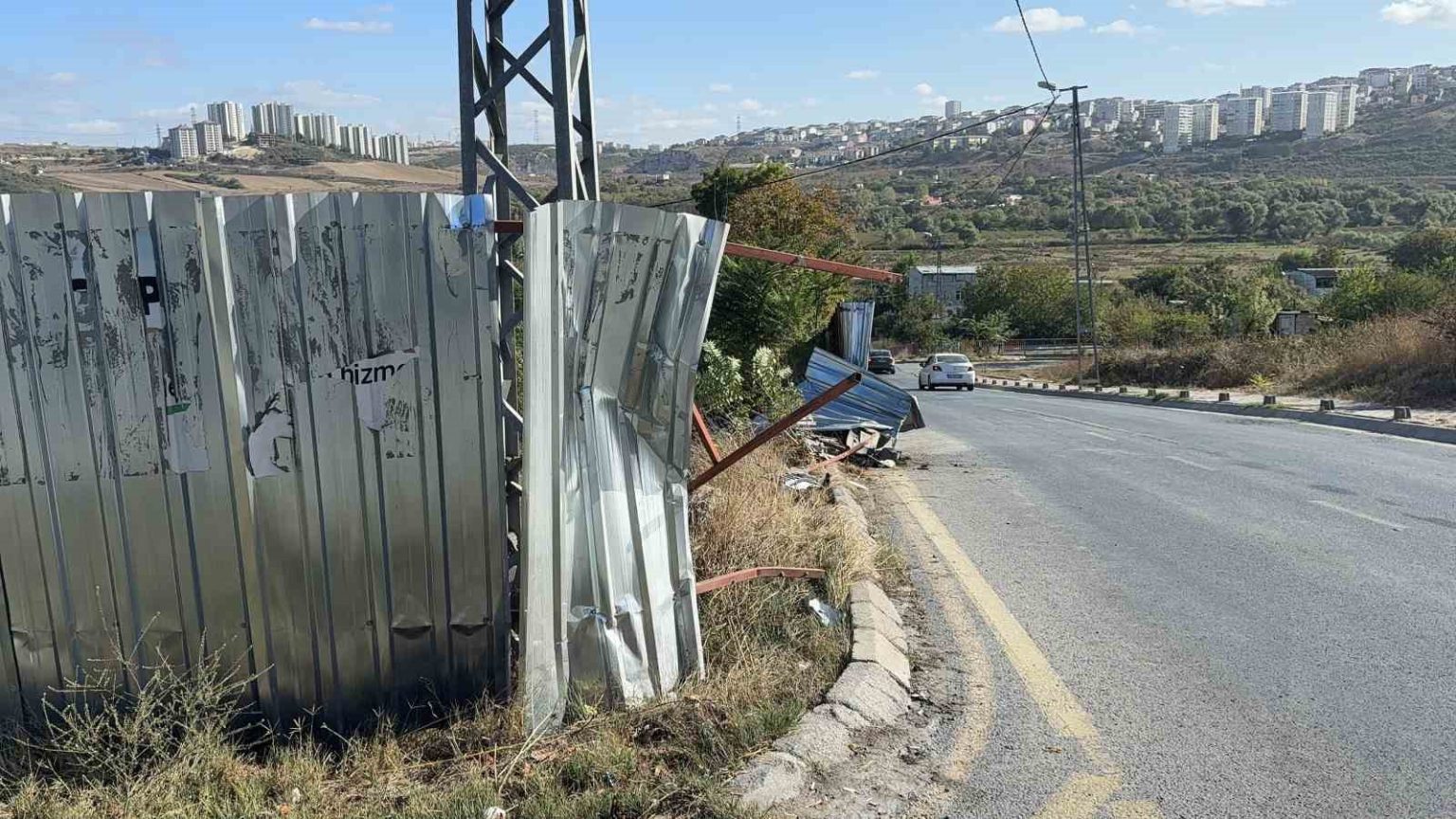 basaksehirde-feci-kaza-bariyerden-kopan-demir-soforun-bacagina-ok-gibi-saplandi