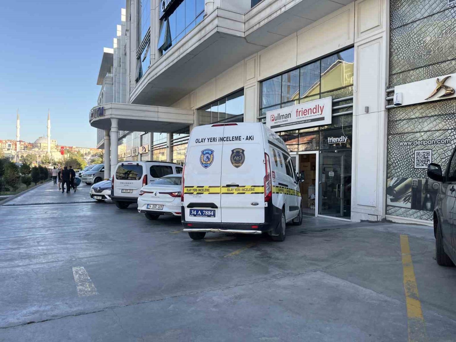 basaksehirde-is-yerinde-elleri-ve-ayaklari-bantla-baglanan-yabanci-uyruklu-calisan-oldu