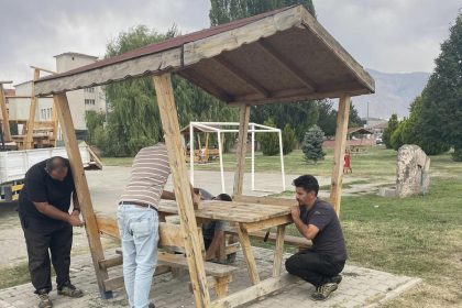 belediye-ekipleri-sehir-mobilyalari-uretiyor