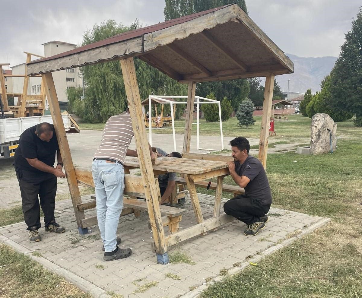 belediye-ekipleri-sehir-mobilyalari-uretiyor