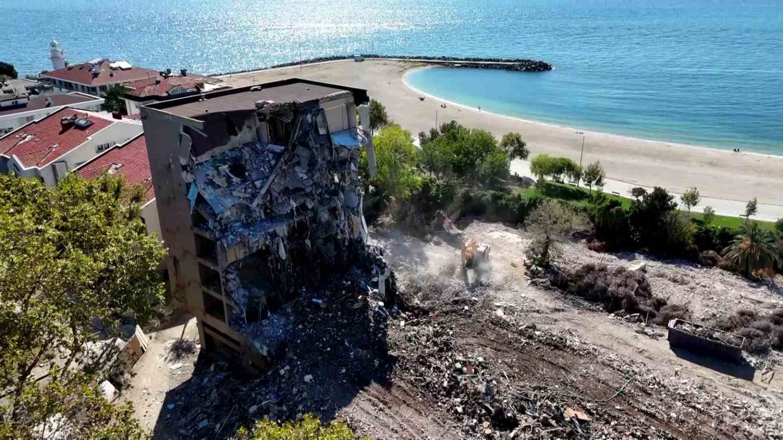 bilderberg-toplantilarindan-yesilcam-yildizlarina-istanbulun-ikonik-oteli-cinar-66-yillik-seruvenin-ardindan-yikildi