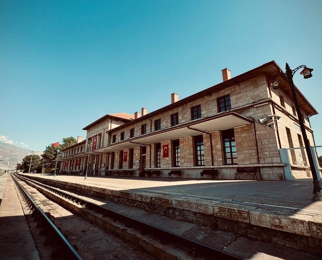 bu-gara-ilk-tren-1938-yilinda-ulasti