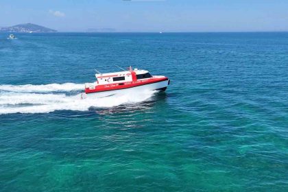 denizin-ortasindan-kiyiya-umut-tasiyorlar