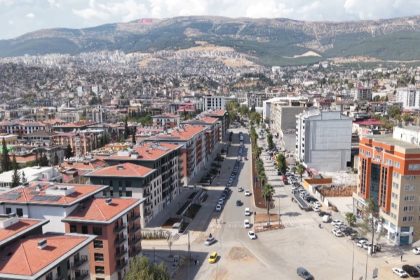 deprem-oncesi-ve-sonrasi-bir-sehrin-degisimi-yikilan-yapilarin-yerine-yeni-projeler-yukseliyor
