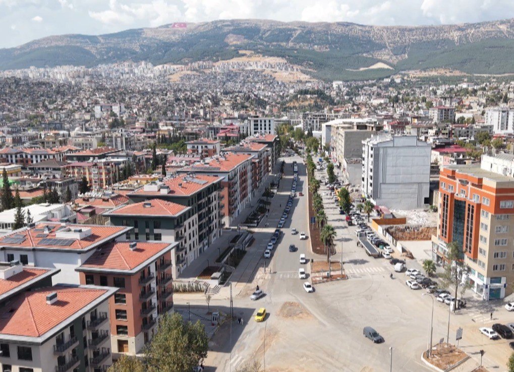 deprem-oncesi-ve-sonrasi-bir-sehrin-degisimi-yikilan-yapilarin-yerine-yeni-projeler-yukseliyor