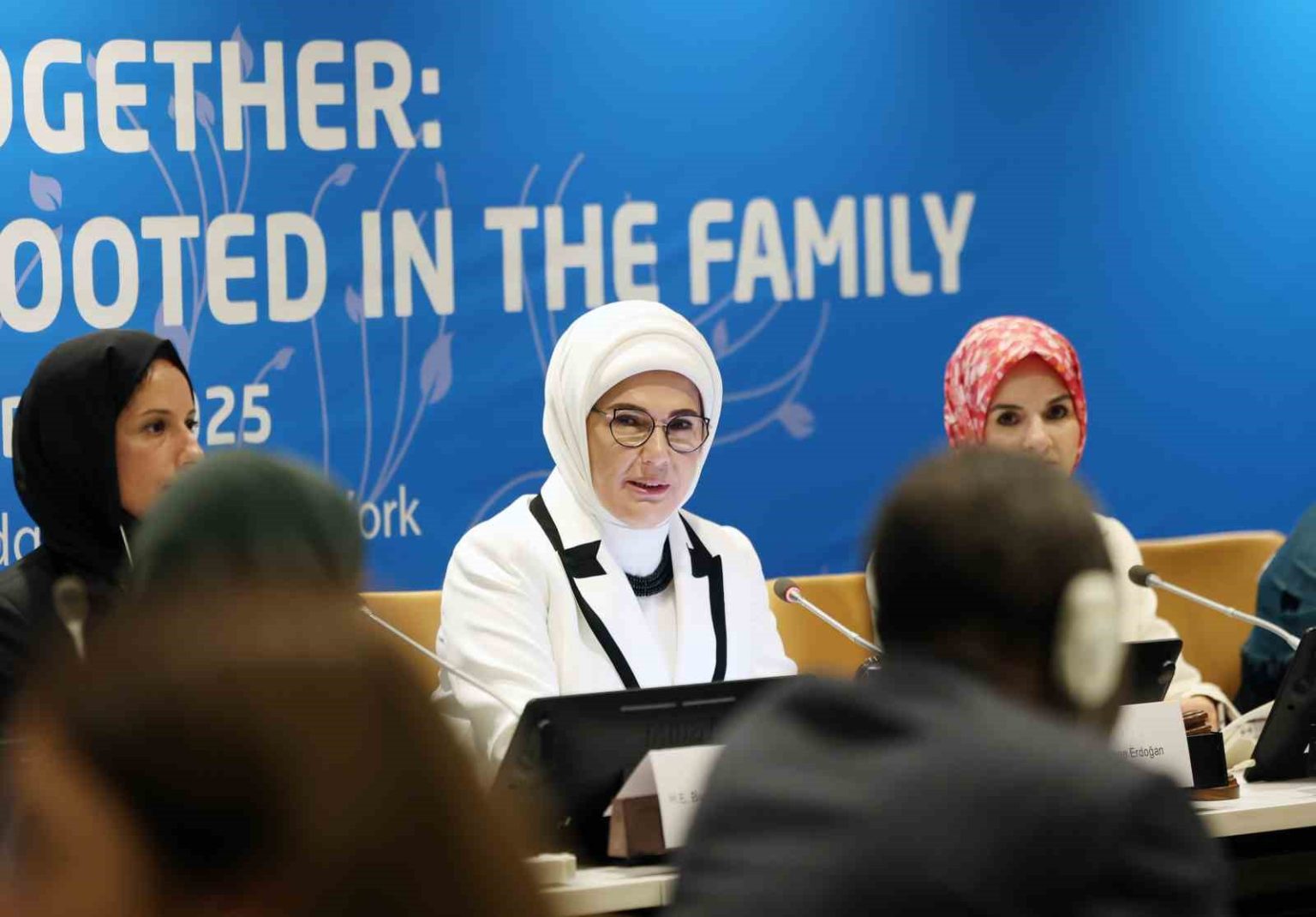 emine-erdogan-bmde-birlikte-daha-iyiye-aileden-baslayan-kuresel-dayanisma-etkinliginde-konustu