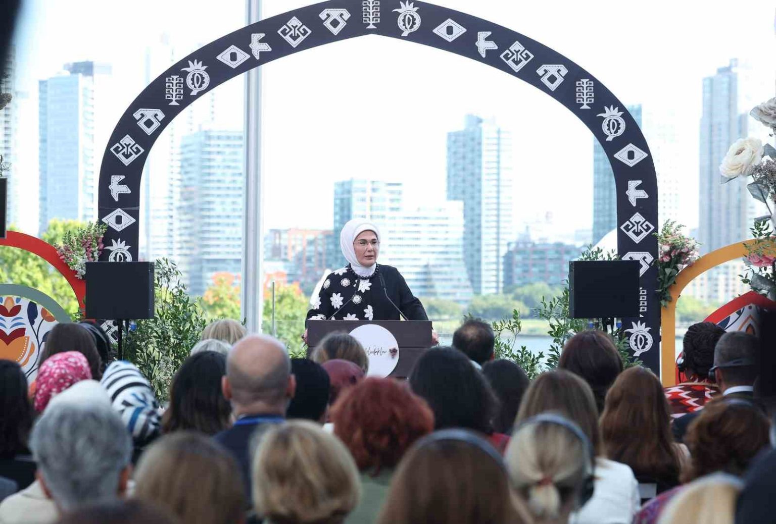 emine-erdogan-new-yorkta-anadoludakiler-kapilarin-ardindaki-hazineler-programinda-konustu