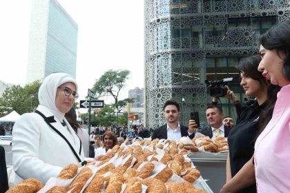 emine-erdogan-turkevinin-yakinina-kurulan-simit-standini-ziyaret-etti