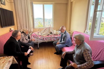 engelli-esi-ve-yatalak-annesini-bebegi-gibi-bakiyor