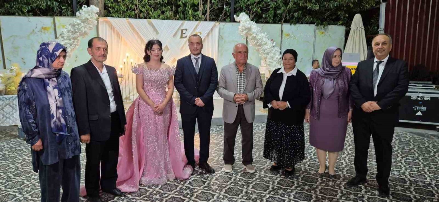 eski-tbmm-baskani-cicekin-esprili-cikisi-geceye-damga-vurdu-meclis-baskani-racon-keser-kurdele-kesmez
