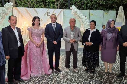 eski-tbmm-baskani-cicekin-esprili-cikisi-geceye-damga-vurdu-meclis-baskani-racon-keser-kurdele-kesmez