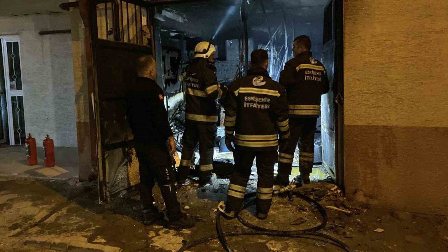 eskisehirde-3-katli-apartmanda-yangin-panigi